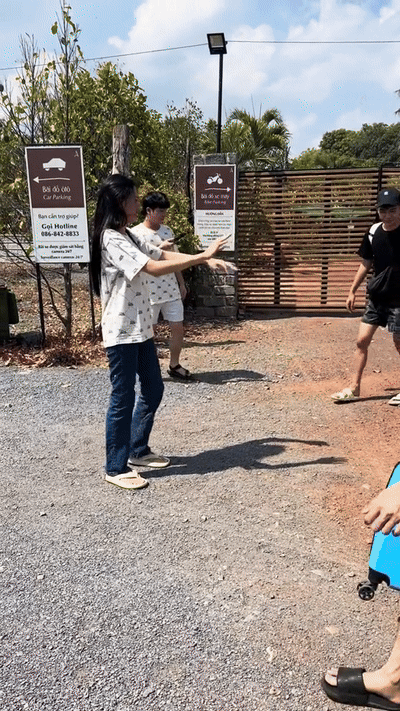 Hé lộ khoảnh khắc Hoa hậu Thuỳ Tiên bịn rịn tạm biệt Lôi Con, thái độ khi đối mặt Quang Linh Vlog gây chú ý - Ảnh 6. Hé lộ khoảnh khắc Hoa hậu Thuỳ Tiên bịn rịn tạm biệt Lôi Con, thái độ khi đối mặt Quang Linh Vlog gây chú ý - Ảnh 6.