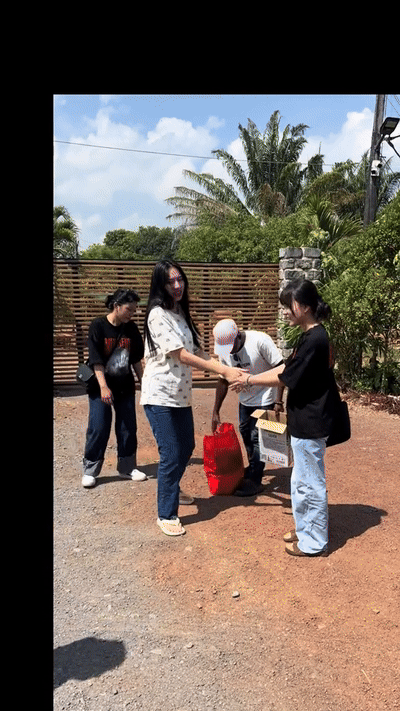 Hé lộ khoảnh khắc Hoa hậu Thuỳ Tiên bịn rịn tạm biệt Lôi Con, thái độ khi đối mặt Quang Linh Vlog gây chú ý - Ảnh 7. Hé lộ khoảnh khắc Hoa hậu Thuỳ Tiên bịn rịn tạm biệt Lôi Con, thái độ khi đối mặt Quang Linh Vlog gây chú ý - Ảnh 7.