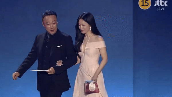Nóng bỏng tay: Song Hye Kyo đụng độ chồng cũ Song Joong Ki tại Baeksang 2024 - Ảnh 5. Nóng bỏng tay: Song Hye Kyo đụng độ chồng cũ Song Joong Ki tại Baeksang 2024 - Ảnh 5.