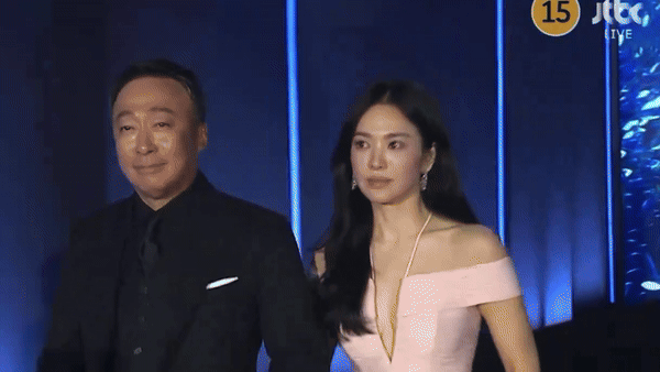 Nóng bỏng tay: Song Hye Kyo đụng độ chồng cũ Song Joong Ki tại Baeksang 2024 - Ảnh 4. Nóng bỏng tay: Song Hye Kyo đụng độ chồng cũ Song Joong Ki tại Baeksang 2024 - Ảnh 4.