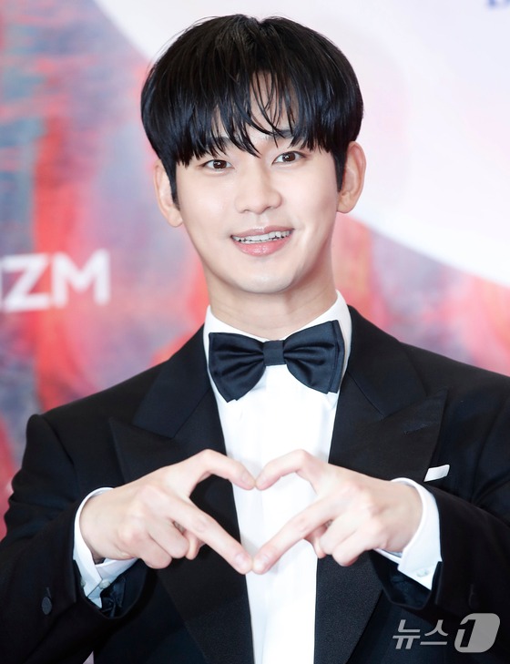 Kim Soo Hyun bùng nổ MXH vì quá điển trai ở Baeksang 2024, vượt mặt loạt siêu sao để nhận giải thưởng lớn - Ảnh 2. Kim Soo Hyun bùng nổ MXH vì quá điển trai ở Baeksang 2024, vượt mặt loạt siêu sao để nhận giải thưởng lớn - Ảnh 2.