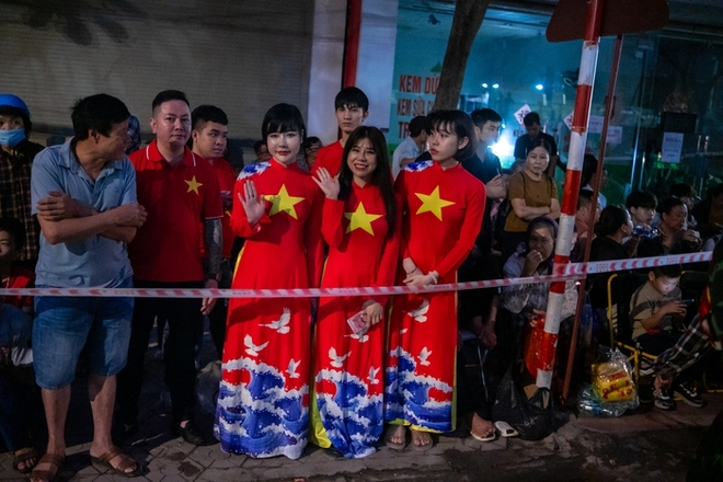 Danh tính dàn MC có giọng đọc thuyết minh thấm tận từng giác quan tại lễ diễu binh, diễu hành kỷ niệm 70 năm chiến thắng Điện Biên Phủ - Ảnh 1. Danh tính dàn MC có giọng đọc thuyết minh thấm tận từng giác quan tại lễ diễu binh, diễu hành kỷ niệm 70 năm chiến thắng Điện Biên Phủ - Ảnh 1.