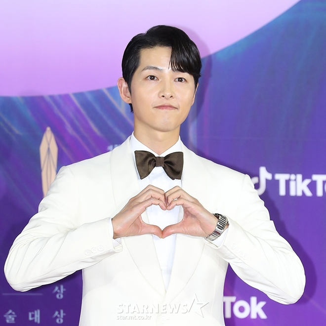 Song Hye Kyo - Song Joong Ki qua 8 mùa Baeksang: 2016 tổ chức đám cưới sớm, 2024 đụng độ sượng trân sau vụ ly hôn ồn ào - Ảnh 7. Song Hye Kyo - Song Joong Ki qua 8 mùa Baeksang: 2016 tổ chức đám cưới sớm, 2024 đụng độ sượng trân sau vụ ly hôn ồn ào - Ảnh 7.