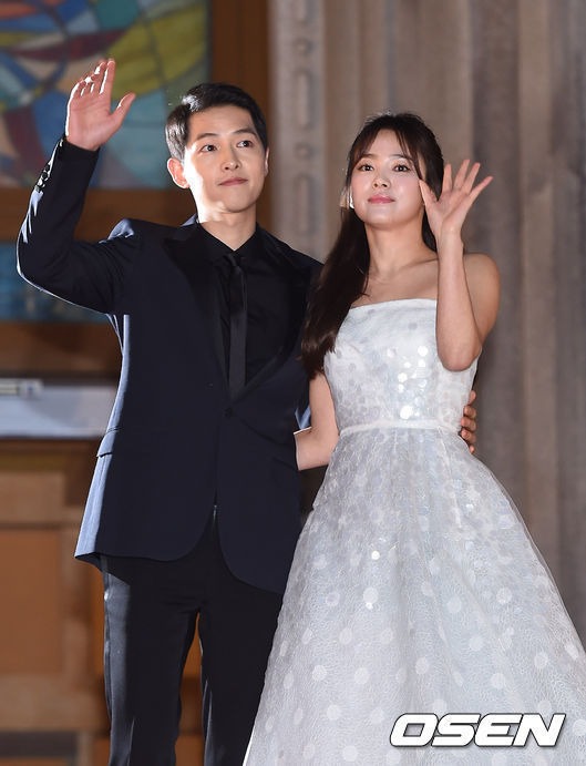 Song Hye Kyo - Song Joong Ki qua 8 mùa Baeksang: 2016 tổ chức đám cưới sớm, 2024 đụng độ sượng trân sau vụ ly hôn ồn ào - Ảnh 5. Song Hye Kyo - Song Joong Ki qua 8 mùa Baeksang: 2016 tổ chức đám cưới sớm, 2024 đụng độ sượng trân sau vụ ly hôn ồn ào - Ảnh 5.