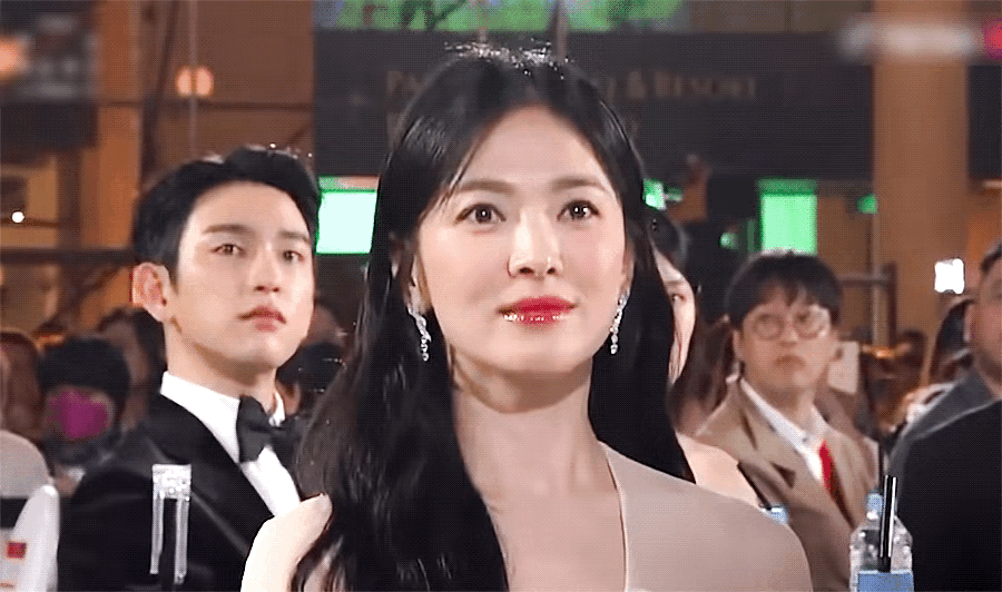 Song Hye Kyo - Song Joong Ki qua 8 mùa Baeksang: 2016 tổ chức đám cưới sớm, 2024 đụng độ sượng trân sau vụ ly hôn ồn ào - Ảnh 11. Song Hye Kyo - Song Joong Ki qua 8 mùa Baeksang: 2016 tổ chức đám cưới sớm, 2024 đụng độ sượng trân sau vụ ly hôn ồn ào - Ảnh 11.