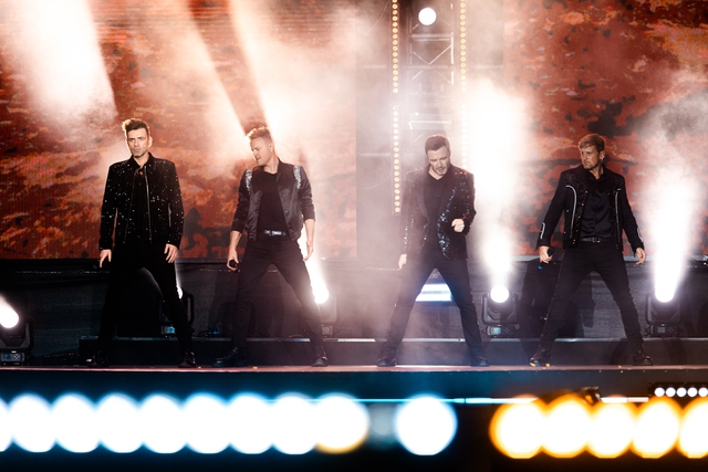 HOT: Westlife thông báo trở lại Việt Nam với 2 đêm diễn tại Hà Nội, mời luôn cả 911 làm khách mời đặc biệt! - Ảnh 2. HOT: Westlife thông báo trở lại Việt Nam với 2 đêm diễn tại Hà Nội, mời luôn cả 911 làm khách mời đặc biệt! - Ảnh 2.