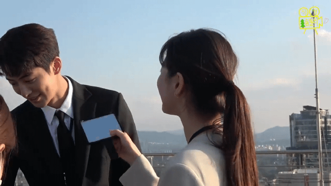 Hot: Tóm dính Nam Joo Hyuk dùng kỳ nghỉ quân đội để hẹn hò với Suzy? - Ảnh 8. Hot: Tóm dính Nam Joo Hyuk dùng kỳ nghỉ quân đội để hẹn hò với Suzy? - Ảnh 8.