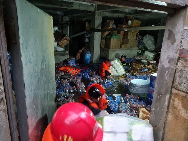 Những hình ảnh xót xa ở Hà Giang lúc này: Lũ trên sông Lô cao nhất trong gần 40 năm, toàn thành phố chìm trong biển nước - Ảnh 11. Những hình ảnh xót xa ở Hà Giang lúc này: Lũ trên sông Lô cao nhất trong gần 40 năm, toàn thành phố chìm trong biển nước - Ảnh 11.