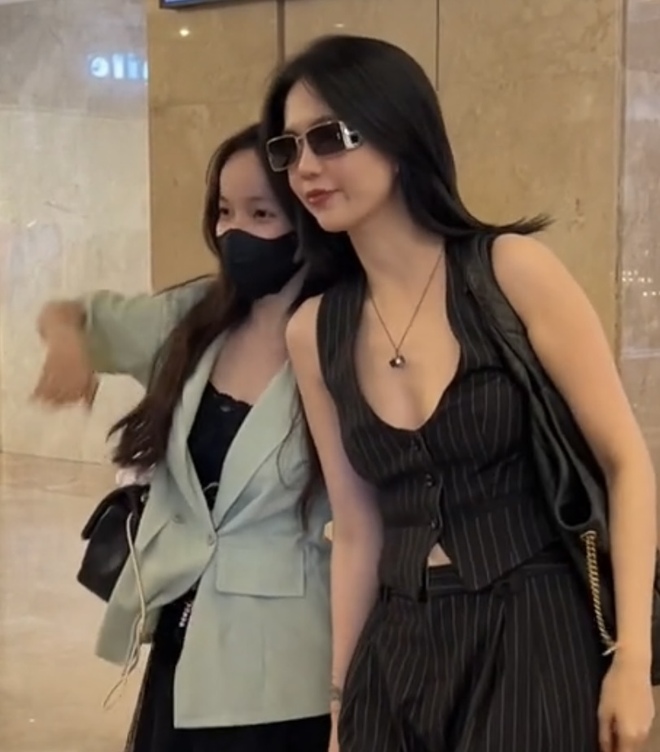 Vóc dáng hiện tại của Ngọc Trinh sau khi lộ khuyết điểm đáng báo động - Ảnh 8. Vóc dáng hiện tại của Ngọc Trinh sau khi lộ khuyết điểm đáng báo động - Ảnh 8.