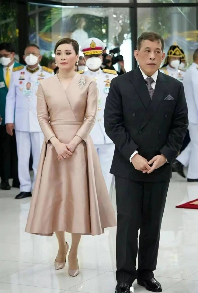 Hoàng hậu Thái Lan hiện tại: Nhan sắc U50 vẫn tỏa sáng và nhận được nhiều lời khen, mỗi lần xuất hiện đều nổi bần bật - Ảnh 6. Hoàng hậu Thái Lan hiện tại: Nhan sắc U50 vẫn tỏa sáng và nhận được nhiều lời khen, mỗi lần xuất hiện đều nổi bần bật - Ảnh 6.