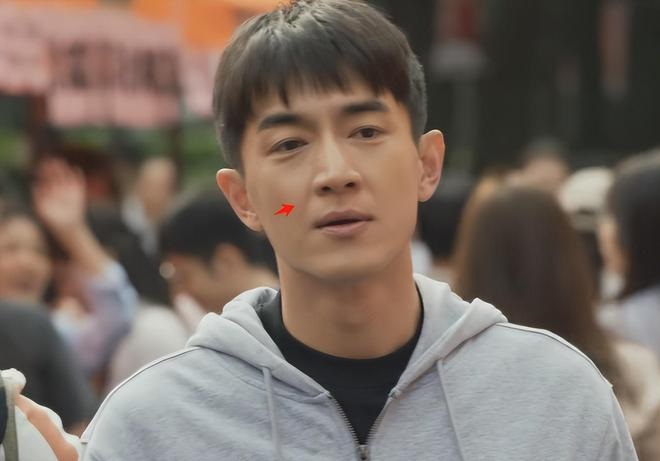 Mỹ nam 36 tuổi cưa sừng làm nghé đóng nam sinh thất bại, hốc mắt trũng sâu lại còn lộ nếp nhăn - Ảnh 1.
