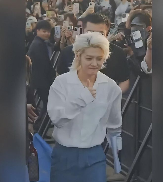 Nam thần đắt giá nhất showbiz bị chê trông như bà lão 70 tuổi - Ảnh 4. Nam thần đắt giá nhất showbiz bị chê trông như bà lão 70 tuổi - Ảnh 4.