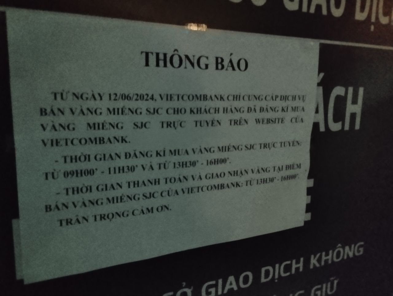 Hà Nội: Người dân chen chân xếp hàng từ đêm hôm trước, ngủ trên vỉa hè để chờ mua vàng - Ảnh 3. Hà Nội: Người dân chen chân xếp hàng từ đêm hôm trước, ngủ trên vỉa hè để chờ mua vàng - Ảnh 3.