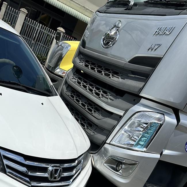 Em vợ Lê Dương Bảo Lâm gặp tai nạn, xe bị kéo lê và chắn ngang đường - Ảnh 3. Em vợ Lê Dương Bảo Lâm gặp tai nạn, xe bị kéo lê và chắn ngang đường - Ảnh 3.