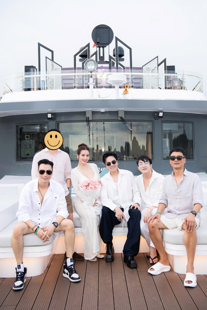 Hội bạn thân của phu nhân hào môn Phanh Lee tụ họp, 1 mỹ nhân mẹ đơn thân mới vướng tin hẹn hò xuất hiện - Ảnh 8. Hội bạn thân của phu nhân hào môn Phanh Lee tụ họp, 1 mỹ nhân mẹ đơn thân mới vướng tin hẹn hò xuất hiện - Ảnh 8.