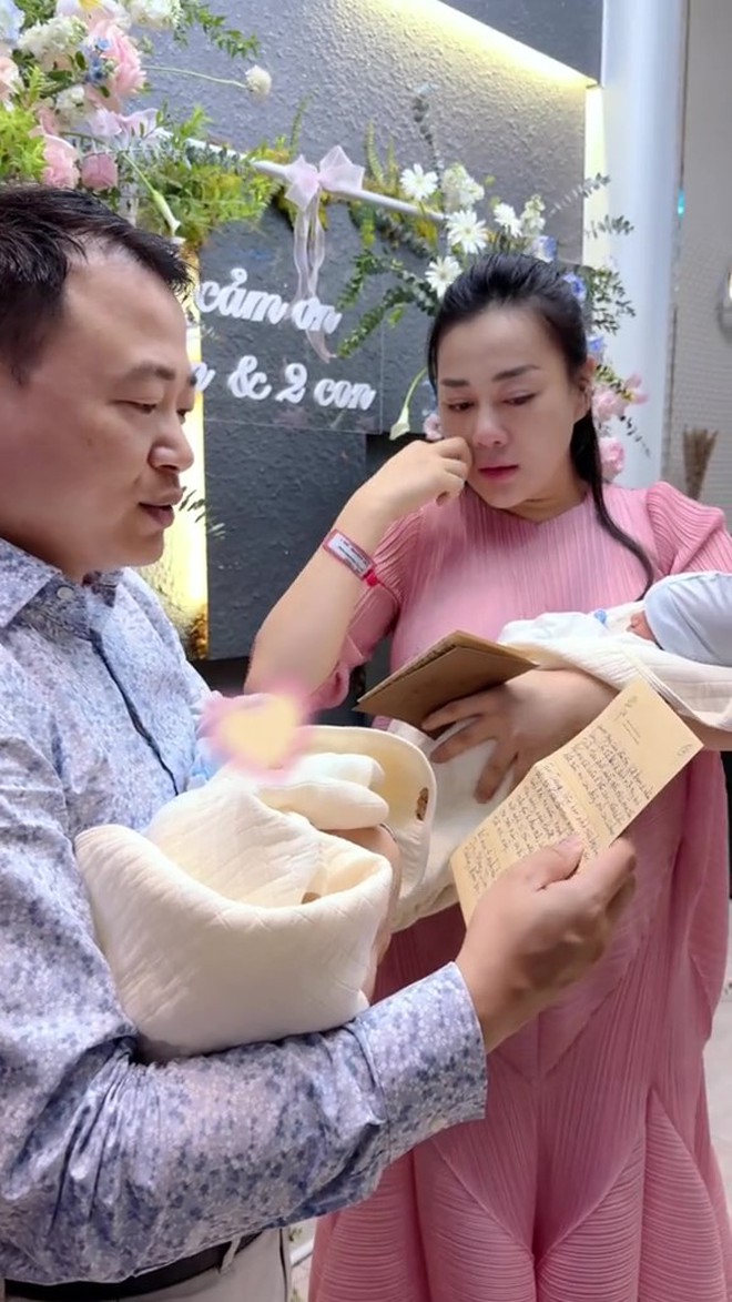 Phương Oanh và Shark Bình hé lộ cận khuôn mặt 2 nhóc tỳ trong tiệc đầy tháng - Ảnh 6. Phương Oanh và Shark Bình hé lộ cận khuôn mặt 2 nhóc tỳ trong tiệc đầy tháng - Ảnh 6.