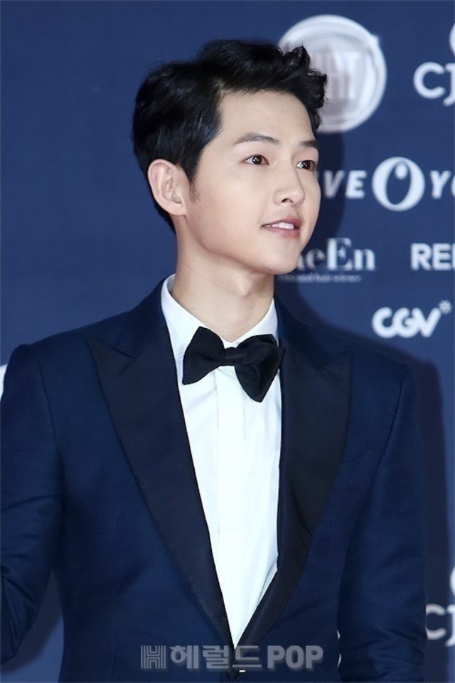 Tóm dính vợ chồng Song Joong Ki đưa quý tử ra ngoài chơi, 1 đặc điểm ngoại hình của bé gây sốt - Ảnh 7. Tóm dính vợ chồng Song Joong Ki đưa quý tử ra ngoài chơi, 1 đặc điểm ngoại hình của bé gây sốt - Ảnh 7.