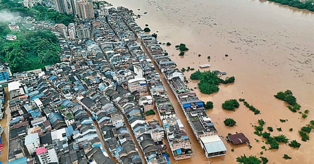 Chùm ảnh: Thành phố biến thành biển vì trận mưa lũ lớn nhất lịch sử, 11.100 người phải sơ tán khẩn cấp, ít nhất 5 người chết, 15 người mất tích - Ảnh 6.