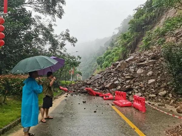 Chùm ảnh: Thành phố biến thành biển vì trận mưa lũ lớn nhất lịch sử, 11.100 người phải sơ tán khẩn cấp, ít nhất 5 người chết, 15 người mất tích - Ảnh 10.