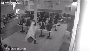 Quán cơm tấm Sà Bì Chưởng của Độ Mixi, PewPew và Xemesis bị trộm đột nhập, cuỗm sạch tiền và điện thoại giữa đêm - Ảnh 3. Quán cơm tấm Sà Bì Chưởng của Độ Mixi, PewPew và Xemesis bị trộm đột nhập, cuỗm sạch tiền và điện thoại giữa đêm - Ảnh 3.