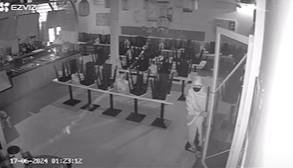 Quán cơm tấm Sà Bì Chưởng của Độ Mixi, PewPew và Xemesis bị trộm đột nhập, cuỗm sạch tiền và điện thoại giữa đêm - Ảnh 2. Quán cơm tấm Sà Bì Chưởng của Độ Mixi, PewPew và Xemesis bị trộm đột nhập, cuỗm sạch tiền và điện thoại giữa đêm - Ảnh 2.