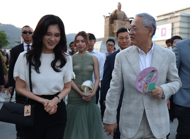Đại công chúa Samsung xuất hiện tại sự kiện đặc biệt, gương mặt lộ rõ nét lão hóa khiến nhiều người tiếc nuối - Ảnh 3. Đại công chúa Samsung xuất hiện tại sự kiện đặc biệt, gương mặt lộ rõ nét lão hóa khiến nhiều người tiếc nuối - Ảnh 3.