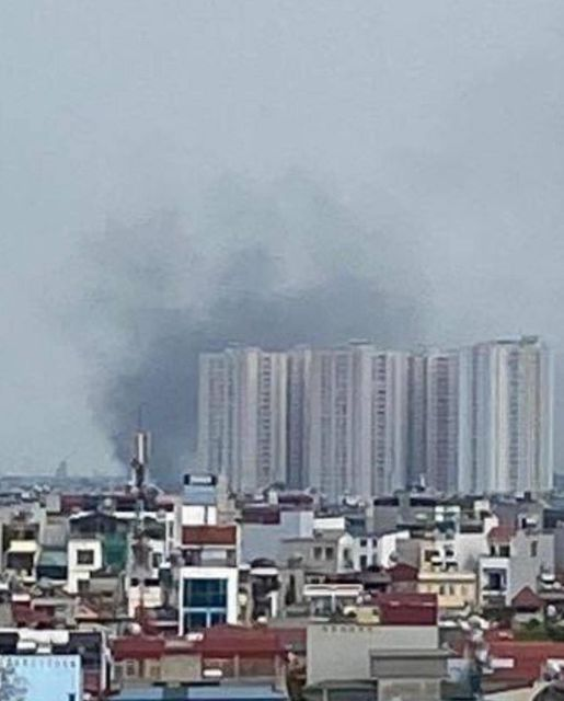 Khói đen bốc cao hàng chục mét sau vụ nổ bình gas mini ở Hà Nội, chưa rõ thương vong - Ảnh 1. Khói đen bốc cao hàng chục mét sau vụ nổ bình gas mini ở Hà Nội, chưa rõ thương vong - Ảnh 1.