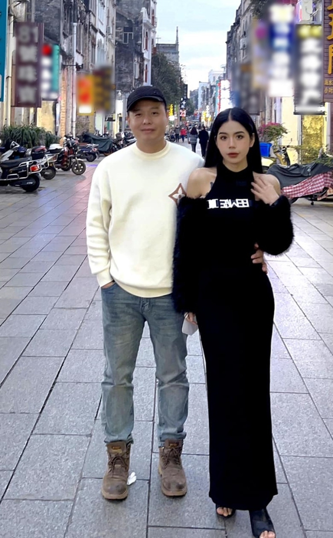 Hôn nhân của Hằng Du Mục và chồng hơn 14 tuổi trước khi gặp sóng gió: Mẹ kế chăm con chồng như con đẻ, gánh vác 3 công ty bị phá sản - Ảnh 4. Hôn nhân của Hằng Du Mục và chồng hơn 14 tuổi trước khi gặp sóng gió: Mẹ kế chăm con chồng như con đẻ, gánh vác 3 công ty bị phá sản - Ảnh 4.