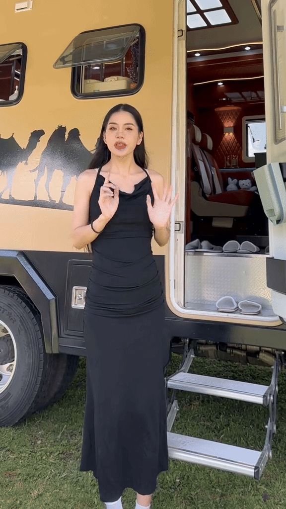 Hôn nhân của Hằng Du Mục và chồng hơn 14 tuổi trước khi gặp sóng gió: Mẹ kế chăm con chồng như con đẻ, gánh vác 3 công ty bị phá sản - Ảnh 3. Hôn nhân của Hằng Du Mục và chồng hơn 14 tuổi trước khi gặp sóng gió: Mẹ kế chăm con chồng như con đẻ, gánh vác 3 công ty bị phá sản - Ảnh 3.