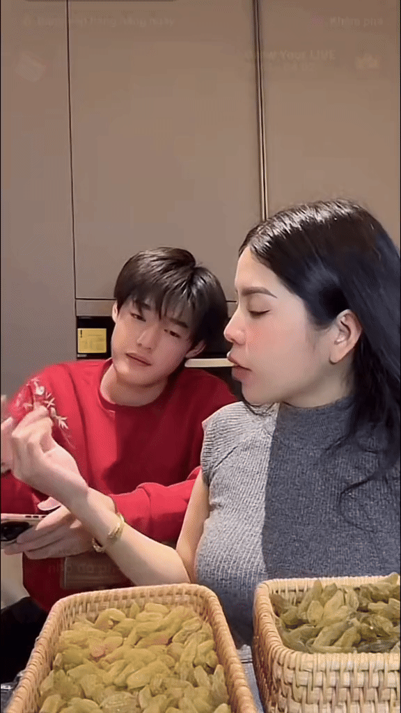 Hôn nhân của Hằng Du Mục và chồng hơn 14 tuổi trước khi gặp sóng gió: Mẹ kế chăm con chồng như con đẻ, gánh vác 3 công ty bị phá sản - Ảnh 2. Hôn nhân của Hằng Du Mục và chồng hơn 14 tuổi trước khi gặp sóng gió: Mẹ kế chăm con chồng như con đẻ, gánh vác 3 công ty bị phá sản - Ảnh 2.