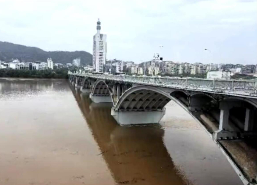 Bi kịch gây bất bình: Con trai bị bạn học đâm 10 nhát dao, người cha gieo mình xuống sông tự vẫn - Ảnh 1. Bi kịch gây bất bình: Con trai bị bạn học đâm 10 nhát dao, người cha gieo mình xuống sông tự vẫn - Ảnh 1.