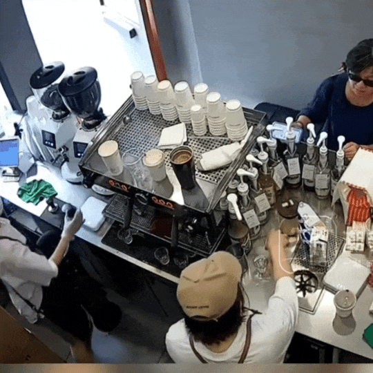 MXH xôn xao vụ việc nhân viên hất bột cà phê vào mặt khách hàng, xem hết video nhiều người lại đổi ý bênh vực - Ảnh 1. MXH xôn xao vụ việc nhân viên hất bột cà phê vào mặt khách hàng, xem hết video nhiều người lại đổi ý bênh vực - Ảnh 1.