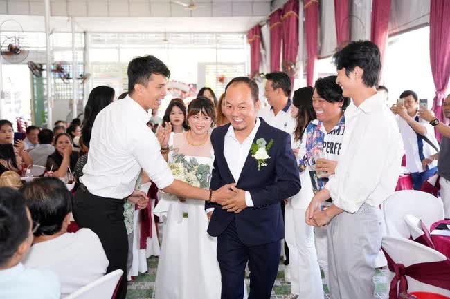 Sao Vbiz từ ly hôn bí mật đến tái hôn kín đáo, chỉ 1 bức ảnh cưới mà khuấy đảo MXH - Ảnh 4. Sao Vbiz từ ly hôn bí mật đến tái hôn kín đáo, chỉ 1 bức ảnh cưới mà khuấy đảo MXH - Ảnh 4.