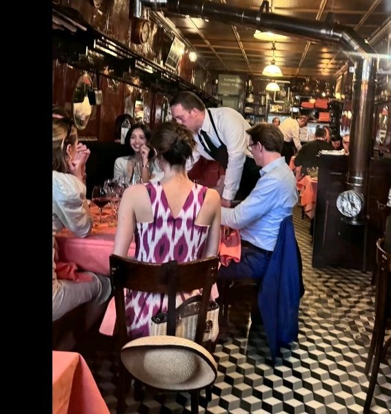 Hot: Bắt tận tay Lisa dùng bữa với gia đình bạn trai ở Paris, sắp làm dâu hào môn tới nơi rồi! - Ảnh 2. Hot: Bắt tận tay Lisa dùng bữa với gia đình bạn trai ở Paris, sắp làm dâu hào môn tới nơi rồi! - Ảnh 2.