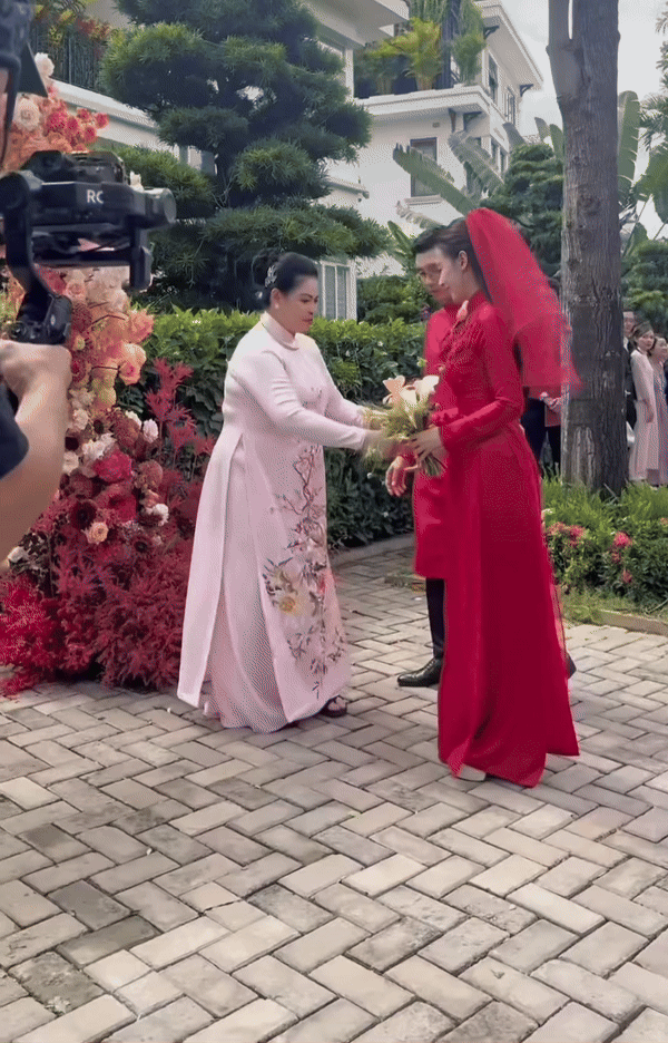 Vừa dắt tay Midu bước vào biệt thự hào môn, mẹ thiếu gia Minh Đạt loay hoay làm 1 hành động gây bất ngờ - Ảnh 3. Vừa dắt tay Midu bước vào biệt thự hào môn, mẹ thiếu gia Minh Đạt loay hoay làm 1 hành động gây bất ngờ - Ảnh 3.