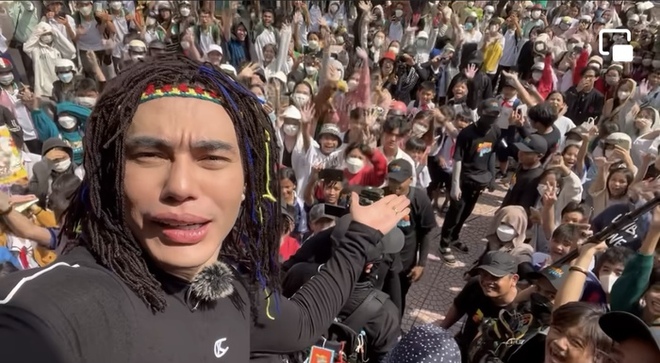 Dàn 2 ngày 1 đêm bị tấn công vì khán giả quá khích, đạo diễn lên tiếng: Bà con đừng theo đoàn nữa... - Ảnh 6. Dàn 2 ngày 1 đêm bị tấn công vì khán giả quá khích, đạo diễn lên tiếng: Bà con đừng theo đoàn nữa... - Ảnh 6.