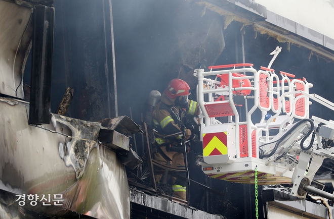 Hiện trường hoang tàn sau vụ cháy được ghi nhận tai nạn nhà máy hóa chất tồi tệ nhất trong lịch sử Hàn Quốc - Ảnh 10. Hiện trường hoang tàn sau vụ cháy được ghi nhận tai nạn nhà máy hóa chất tồi tệ nhất trong lịch sử Hàn Quốc - Ảnh 10.