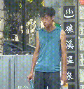 Clip sốc: Nam thần màn ảnh tàn tạ không nhận ra, lang thang trên phố với biểu hiện tâm thần bất thường - Ảnh 3. Clip sốc: Nam thần màn ảnh tàn tạ không nhận ra, lang thang trên phố với biểu hiện tâm thần bất thường - Ảnh 3.