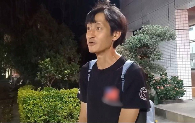 Clip sốc: Nam thần màn ảnh tàn tạ không nhận ra, lang thang trên phố với biểu hiện tâm thần bất thường - Ảnh 7. Clip sốc: Nam thần màn ảnh tàn tạ không nhận ra, lang thang trên phố với biểu hiện tâm thần bất thường - Ảnh 7.