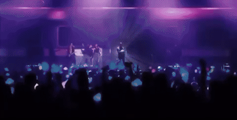 Sơn Tùng lộ khoảnh khắc nhạy cảm trên sân khấu - Ảnh 3. Sơn Tùng lộ khoảnh khắc nhạy cảm trên sân khấu - Ảnh 3.