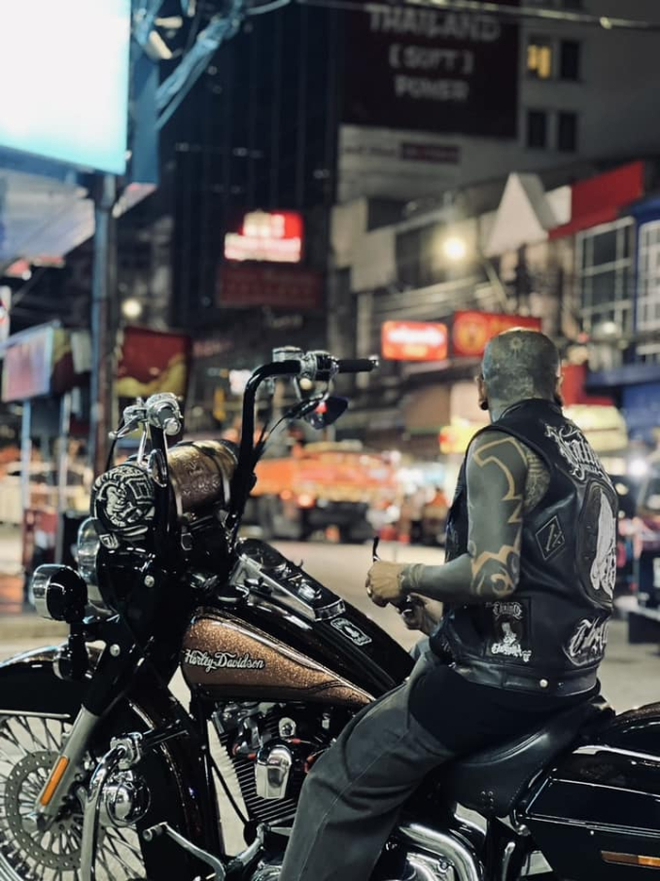 HOT: Lisa cực slay cùng 100 vũ công nhảy khắp Thái Lan trong MV Rockstar, nhạc lạ tai phải nghe nhiều mới thấy dính - Ảnh 11. HOT: Lisa cực slay cùng 100 vũ công nhảy khắp Thái Lan trong MV Rockstar, nhạc lạ tai phải nghe nhiều mới thấy dính - Ảnh 11.