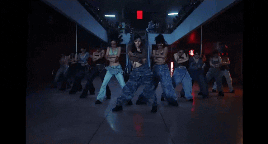 HOT: Lisa cực slay cùng 100 vũ công nhảy khắp Thái Lan trong MV Rockstar, nhạc lạ tai phải nghe nhiều mới thấy dính - Ảnh 5. HOT: Lisa cực slay cùng 100 vũ công nhảy khắp Thái Lan trong MV Rockstar, nhạc lạ tai phải nghe nhiều mới thấy dính - Ảnh 5.