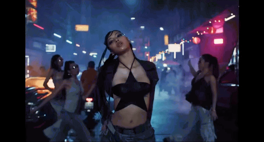 HOT: Lisa cực slay cùng 100 vũ công nhảy khắp Thái Lan trong MV Rockstar, nhạc lạ tai phải nghe nhiều mới thấy dính - Ảnh 9.