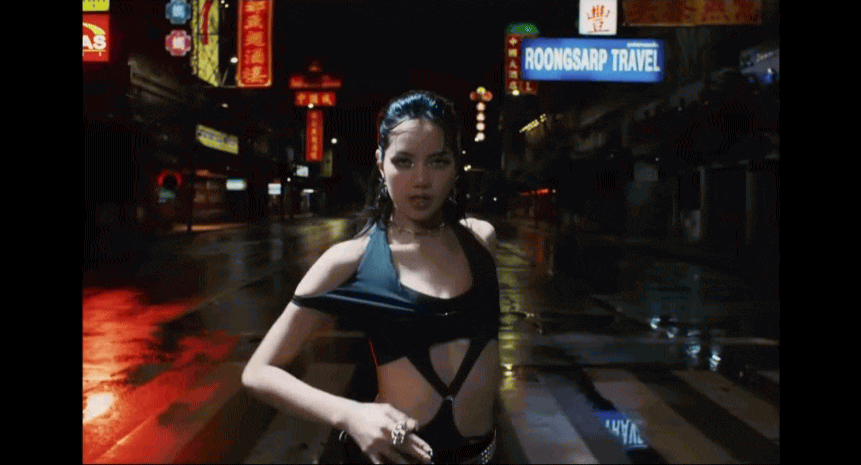 HOT: Lisa cực slay cùng 100 vũ công nhảy khắp Thái Lan trong MV Rockstar, nhạc lạ tai phải nghe nhiều mới thấy dính - Ảnh 3.