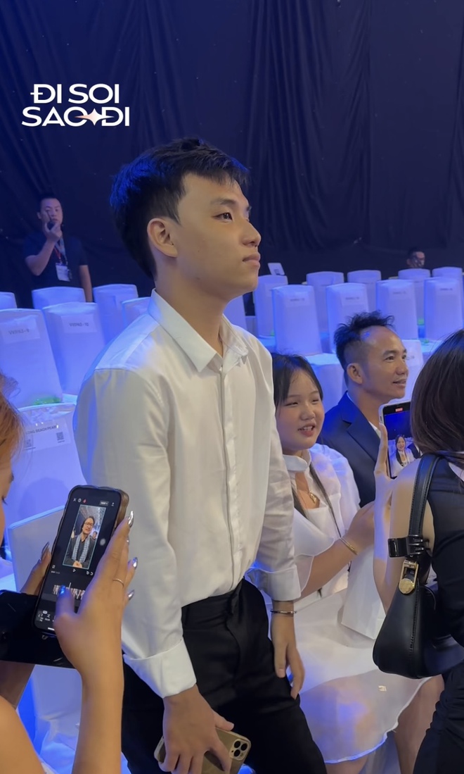 Soi hành động đặc biệt của Anh Kiệt với Hoa hậu Ý Nhi trong suốt gần 1 năm - Ảnh 5. Soi hành động đặc biệt của Anh Kiệt với Hoa hậu Ý Nhi trong suốt gần 1 năm - Ảnh 5.