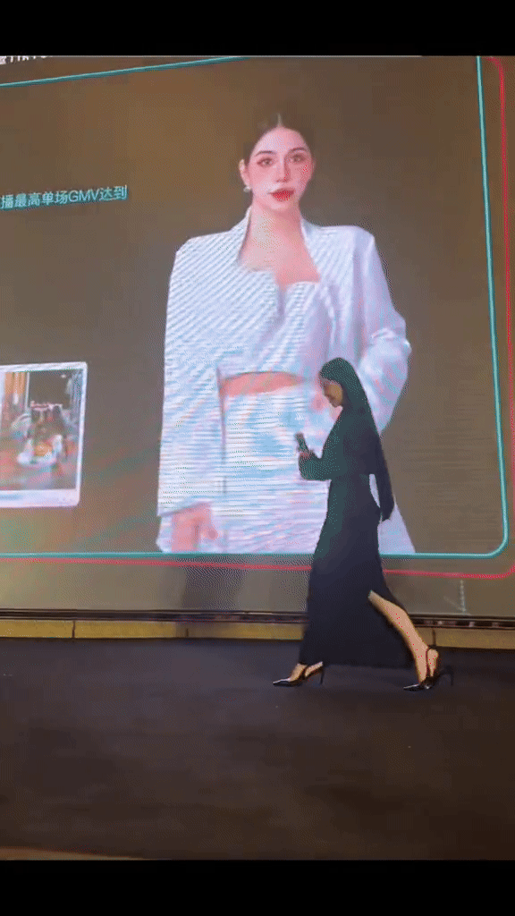 Hằng Du Mục xuất hiện tại sự kiện lớn sau biến cố hôn nhân, thần thái ra sao mà team qua đường không thể làm ngơ? - Ảnh 1. Hằng Du Mục xuất hiện tại sự kiện lớn sau biến cố hôn nhân, thần thái ra sao mà team qua đường không thể làm ngơ? - Ảnh 1.