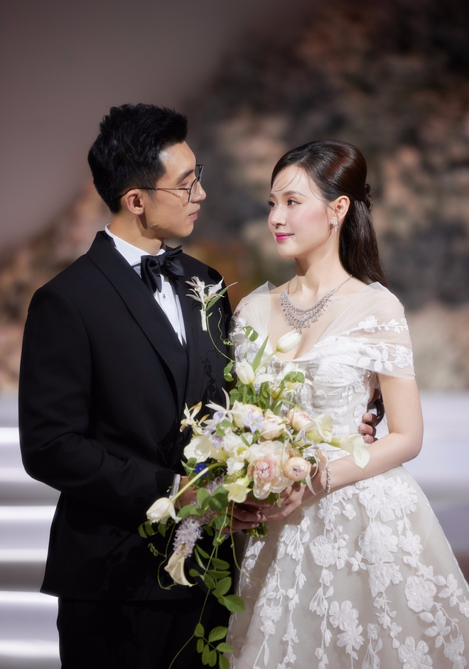 Thiếu gia Minh Đạt khóc nức nở thề nguyện với Midu: Anh hứa nhường em, cho em làm nóc nhà! - Ảnh 5. Thiếu gia Minh Đạt khóc nức nở thề nguyện với Midu: Anh hứa nhường em, cho em làm nóc nhà! - Ảnh 5.
