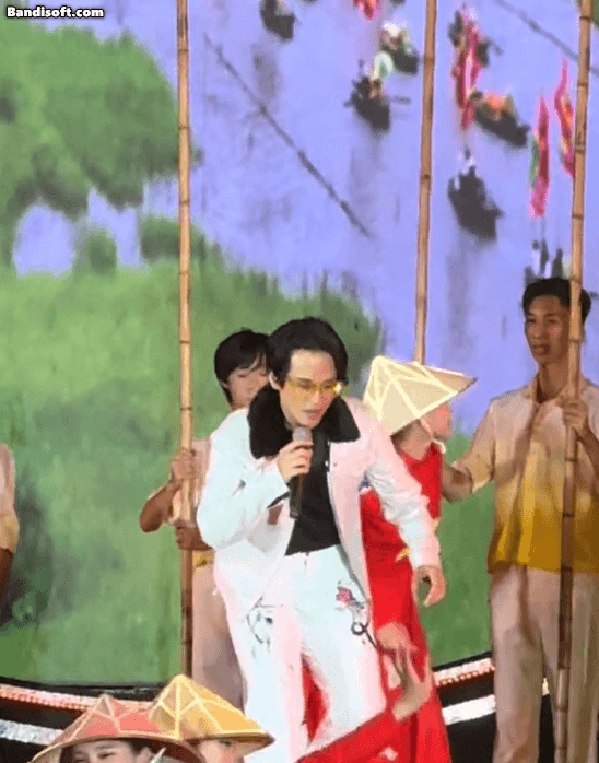 Hà Anh Tuấn đang hát thì bị tụt huyết áp, suýt ngất xỉu tại Ninh Bình! - Ảnh 2. Hà Anh Tuấn đang hát thì bị tụt huyết áp, suýt ngất xỉu tại Ninh Bình! - Ảnh 2.