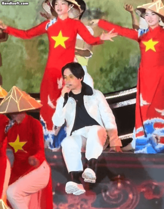 Hà Anh Tuấn đang hát thì bị tụt huyết áp, suýt ngất xỉu tại Ninh Bình! - Ảnh 3. Hà Anh Tuấn đang hát thì bị tụt huyết áp, suýt ngất xỉu tại Ninh Bình! - Ảnh 3.