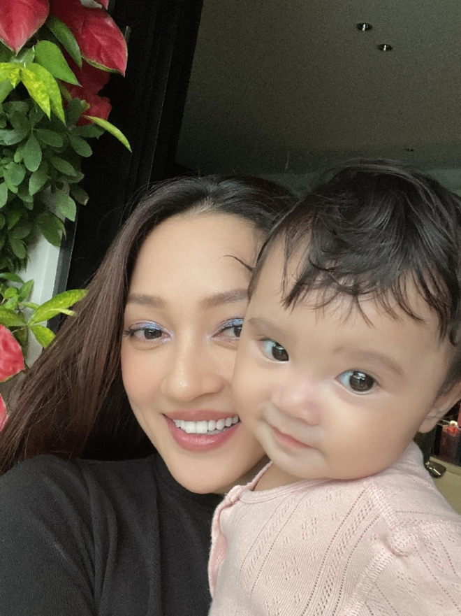 Sinh nhật 1 tuổi cho con gái Bảo Anh: Bé Misumi xinh như công chúa, gia đình Trường Giang và dàn sao tham dự - Ảnh 9. Sinh nhật 1 tuổi cho con gái Bảo Anh: Bé Misumi xinh như công chúa, gia đình Trường Giang và dàn sao tham dự - Ảnh 9.